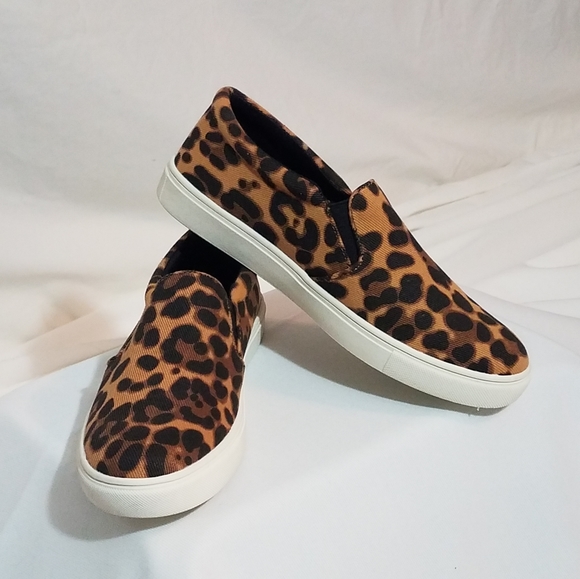 Shoes - Woman's classic closed toe slip on low top sneaker